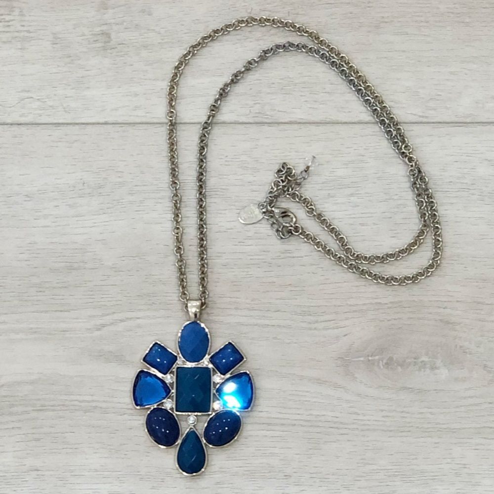 Blue pendant necklace
